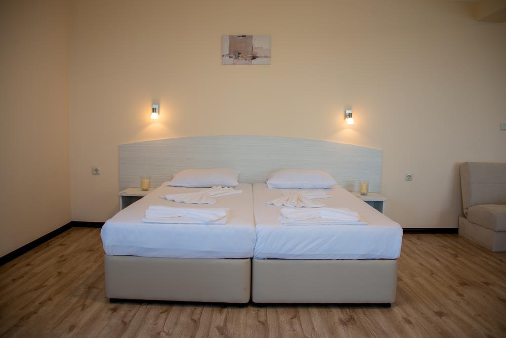 Toma's - Front Hotel