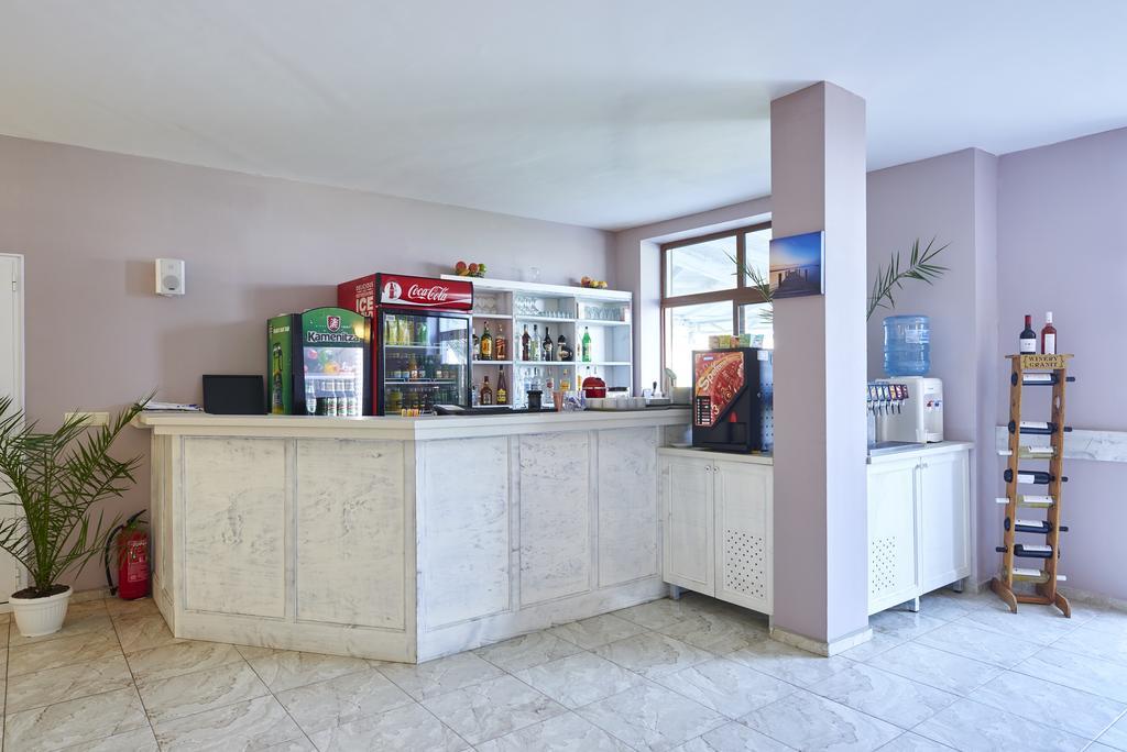 Toma's - Front Hotel