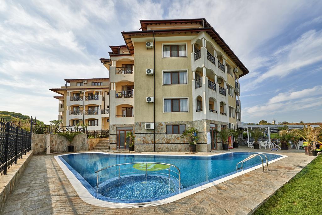 Toma's - Front Hotel 2*