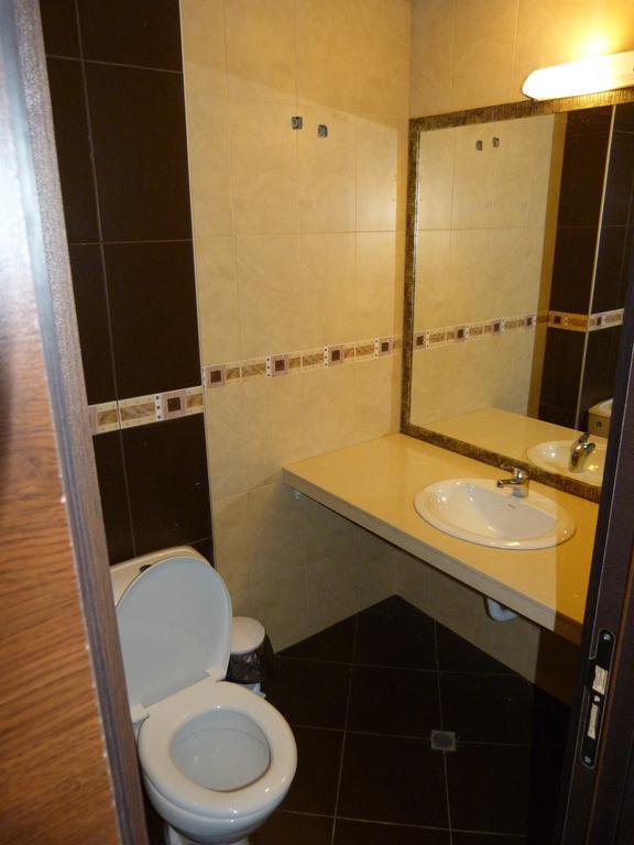 Toma's - Front Hotel