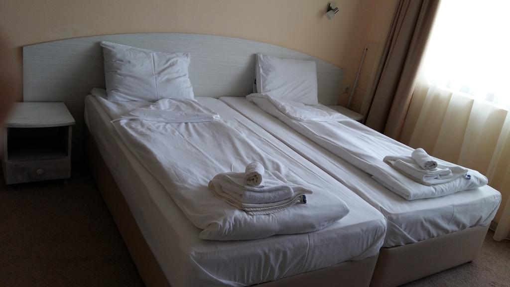 Toma's - Front Hotel