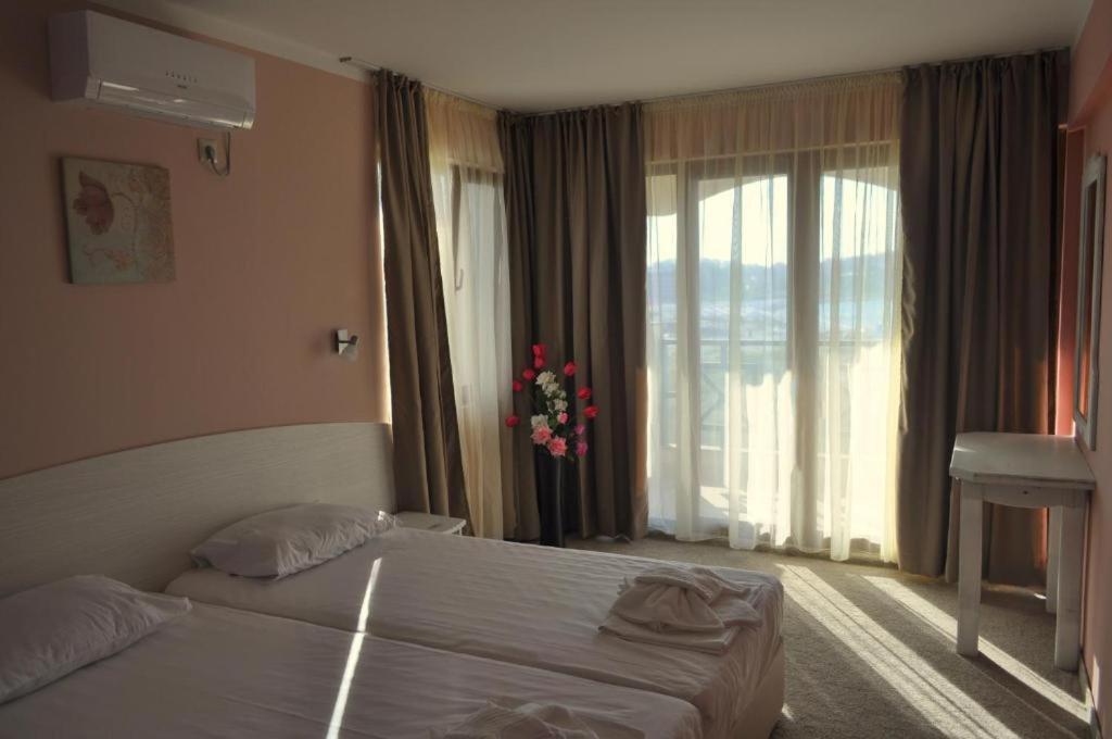 Toma's - Front Hotel
